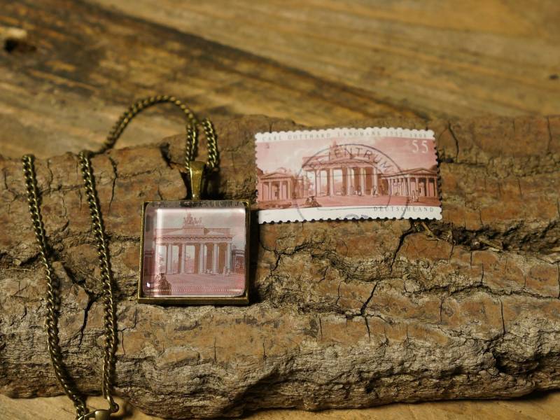 Upcycling - Amulett Aus Briefmarke "Berlin" von TanzaufRuinen
