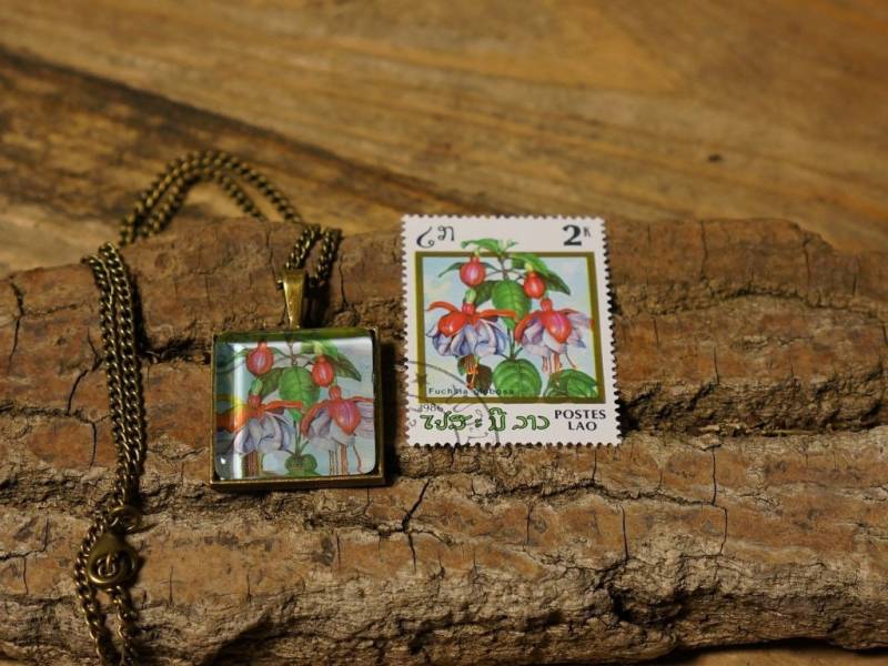 Upcycling - Amulett Aus Briefmarke "Blumen" von TanzaufRuinen