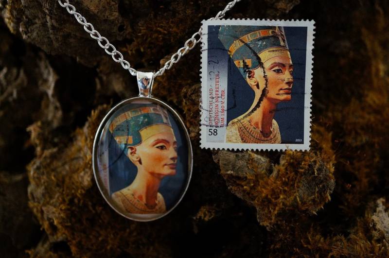 Upcycling - Amulett Aus Briefmarke Nofretete von TanzaufRuinen