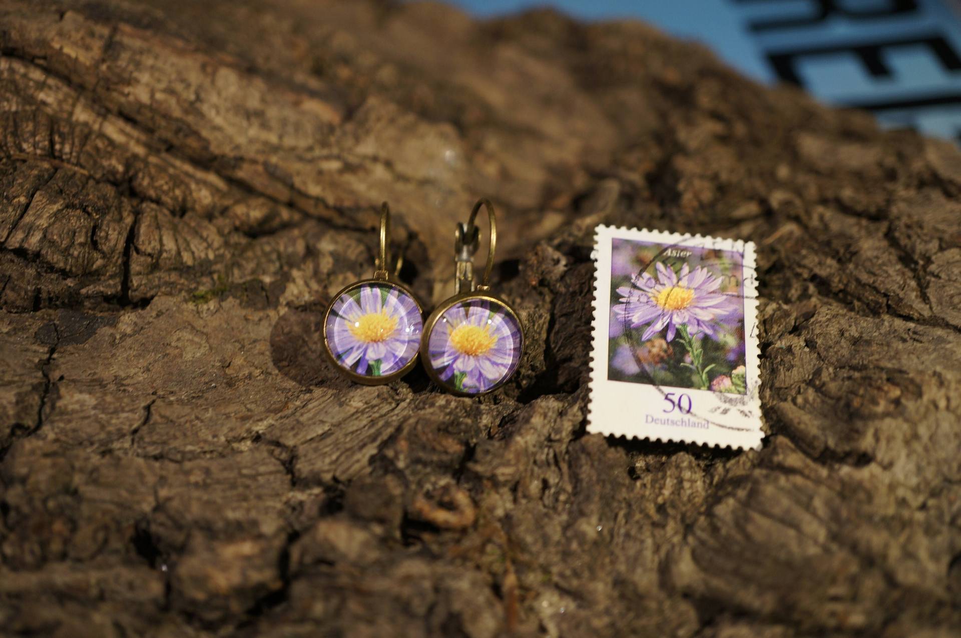 Upcycling - Ohrring Aus Briefmarke "Aster" Upcycling - Ohrring Aus Briefmarke "Aster" von TanzaufRuinen