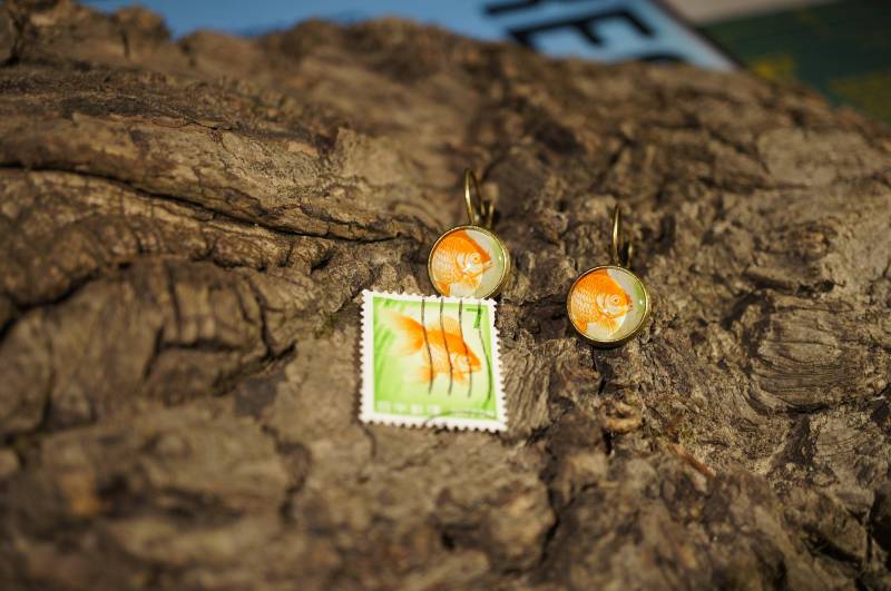 Upcycling - Ohrring Aus Briefmarke "Goldfisch" von TanzaufRuinen