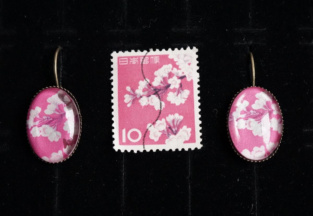 Upcycling Ohrring Aus Briefmarke Kirschblüte Hanami Ohrhaken Upcycling Ohrring Aus Briefmarke Kirschblüte Hanami Ohrhaken von TanzaufRuinen