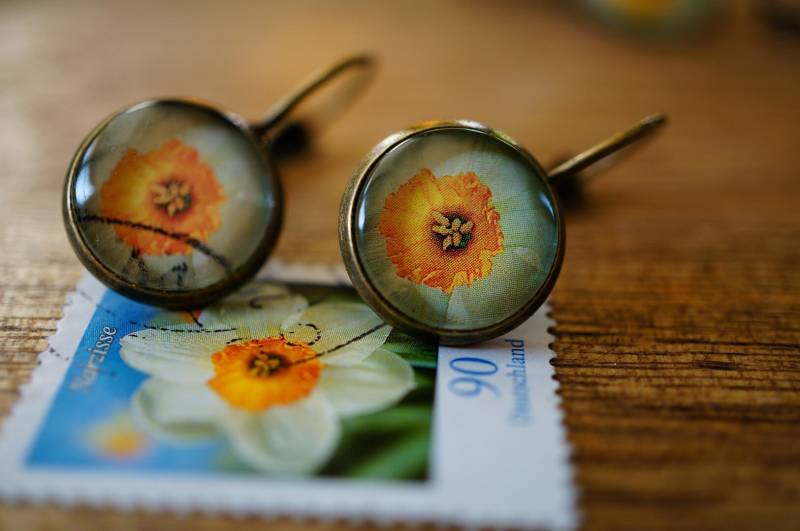 Upcycling - Ohrring Aus Briefmarke "Narzisse" Upcycling - Ohrring Aus Briefmarke "Narzisse" von TanzaufRuinen