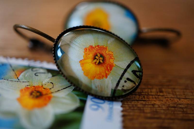Upcycling - Ohrring Aus Briefmarke "Narzisse" Upcycling - Ohrring Aus Briefmarke "Narzisse" von TanzaufRuinen