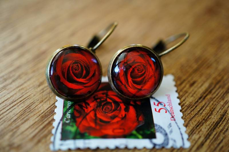 Upcycling - Ohrring Aus Briefmarke "Rose" Upcycling - Ohrring Aus Briefmarke "Rose" von TanzaufRuinen
