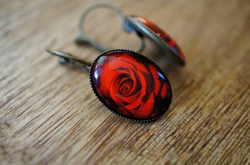 Upcycling - Ohrring Aus Briefmarke "Rose" Upcycling - Ohrring Aus Briefmarke "Rose" von TanzaufRuinen