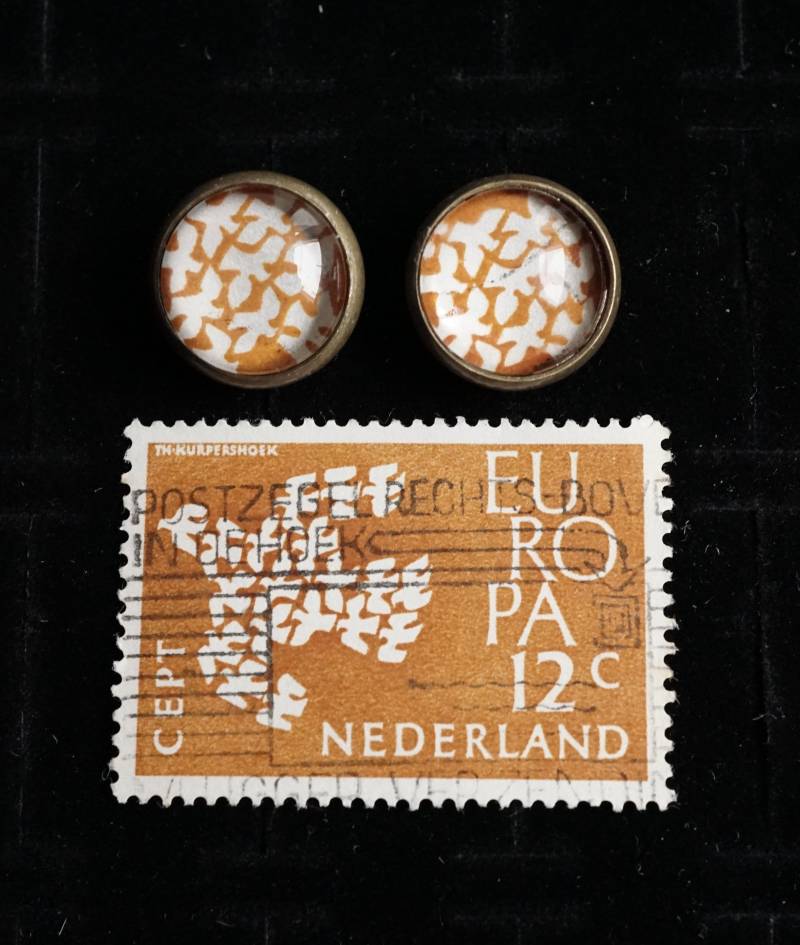 Upcycling Ohrstecker Aus Briefmarke Friedenstaube 12mm von TanzaufRuinen