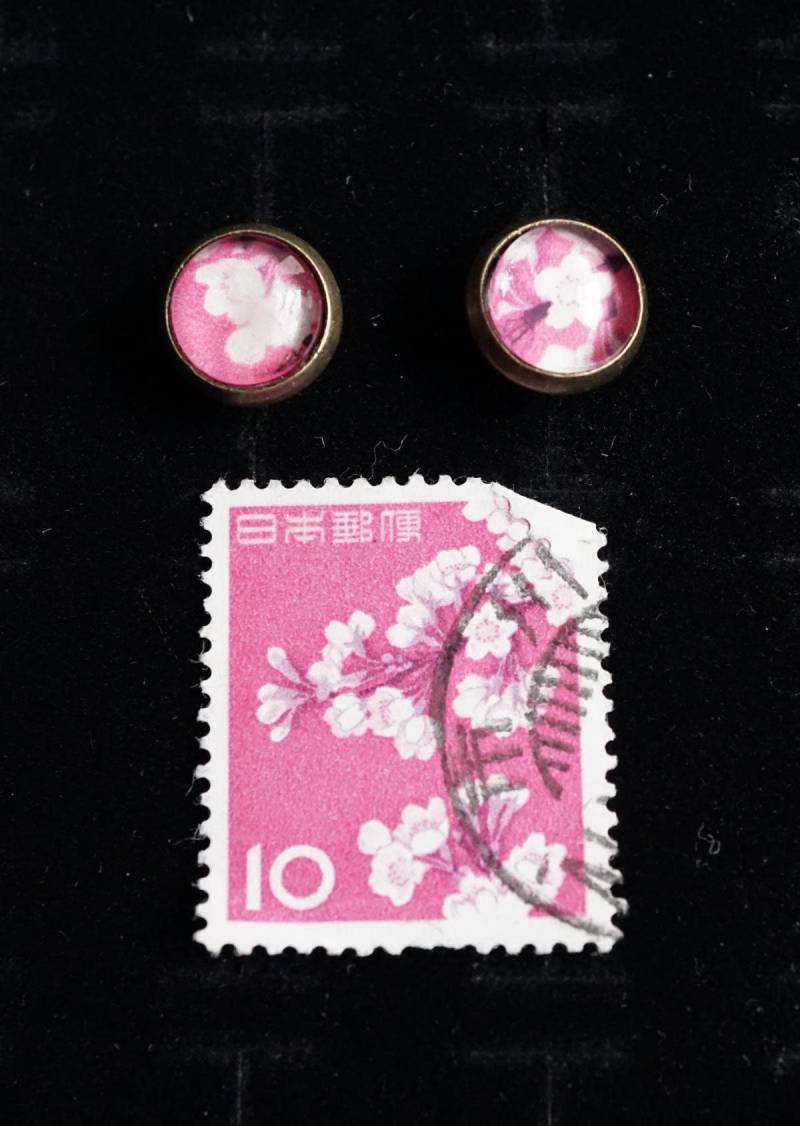 Upcycling Ohrstecker Aus Briefmarke Kirschblüte Hanami 8mm Upcycling Ohrstecker Aus Briefmarke Kirschblüte Hanami 8mm von TanzaufRuinen