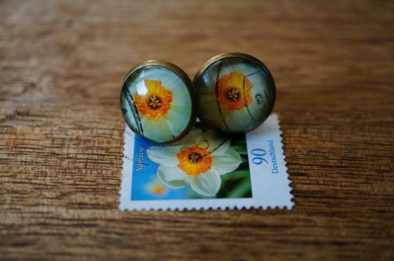 Upcycling - Ohrstecker Aus Briefmarke "Narzisse" von TanzaufRuinen