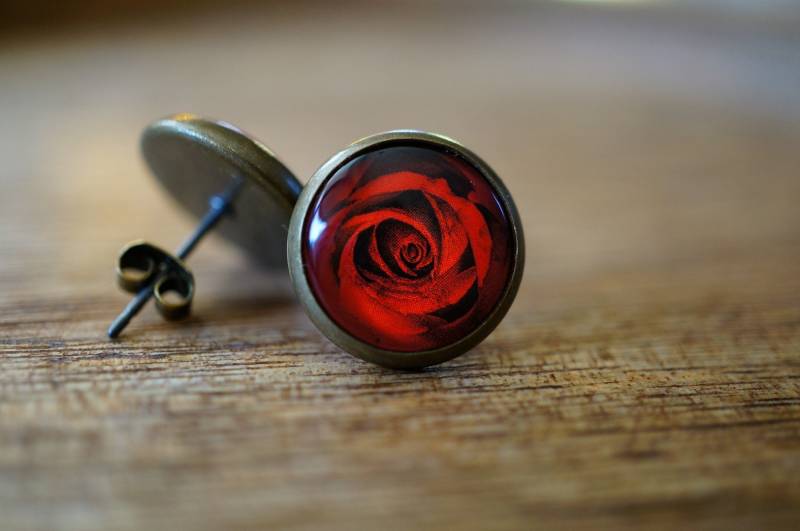 Upcycling - Ohrstecker Aus Briefmarke "Rose" Upcycling - Ohrstecker Aus Briefmarke "Rose" von TanzaufRuinen