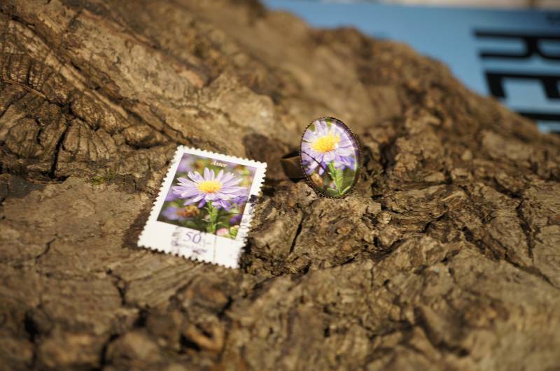 Upcycling - Ring Aus Briefmarke "Aster" von TanzaufRuinen