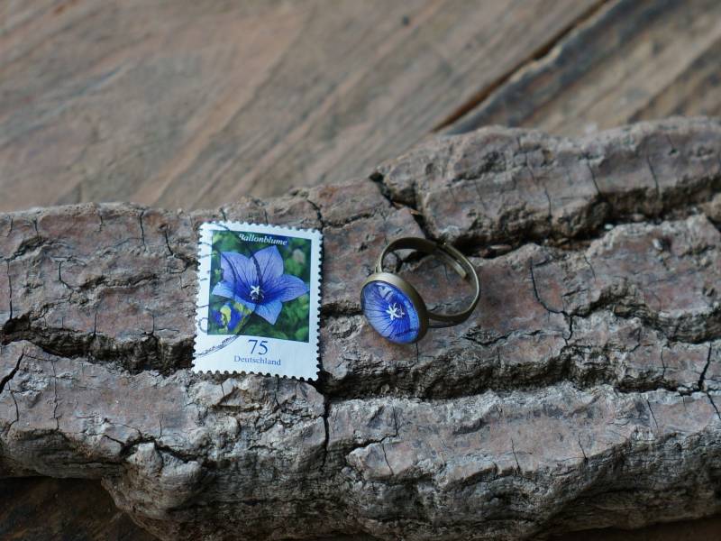 Upcycling - Ring Aus Briefmarke "Ballonblume" Upcycling - Ring Aus Briefmarke "Ballonblume" von TanzaufRuinen