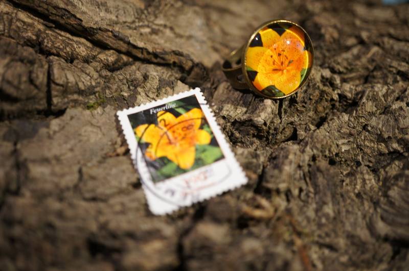 Upcycling - Ring Aus Briefmarke "Feuerlilie" Upcycling - Ring Aus Briefmarke "Feuerlilie" von TanzaufRuinen