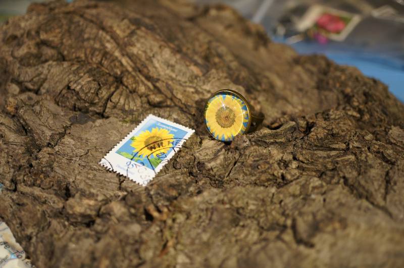 Upcycling - Ring Aus Briefmarke "Sonnenblume" von TanzaufRuinen