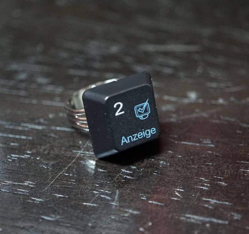 Upcycling Ring Aus Computer Tastatur Taste 2 Anzeige von TanzaufRuinen