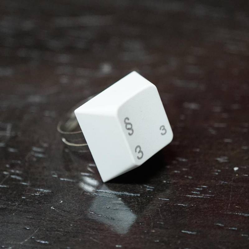 Upcycling Ring Aus Computer Tastatur Taste 3 Paragraph von TanzaufRuinen