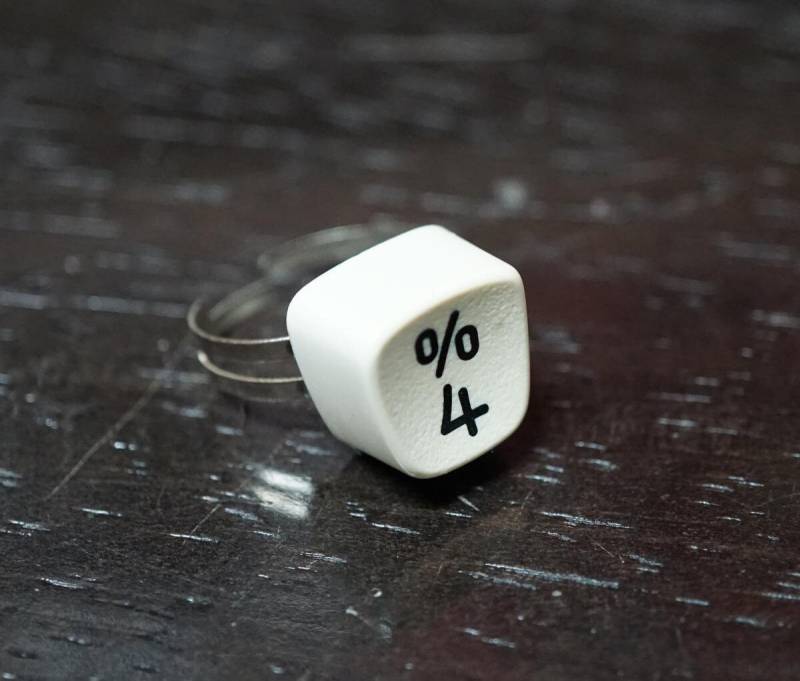 Upcycling Ring Aus Computer Tastatur Taste % 4 Schreibmaschine von TanzaufRuinen
