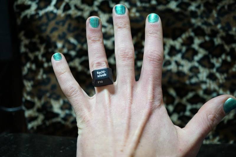Upcycling Ring Aus Computer Tastatur Taste F10 Rechtschreibung von TanzaufRuinen