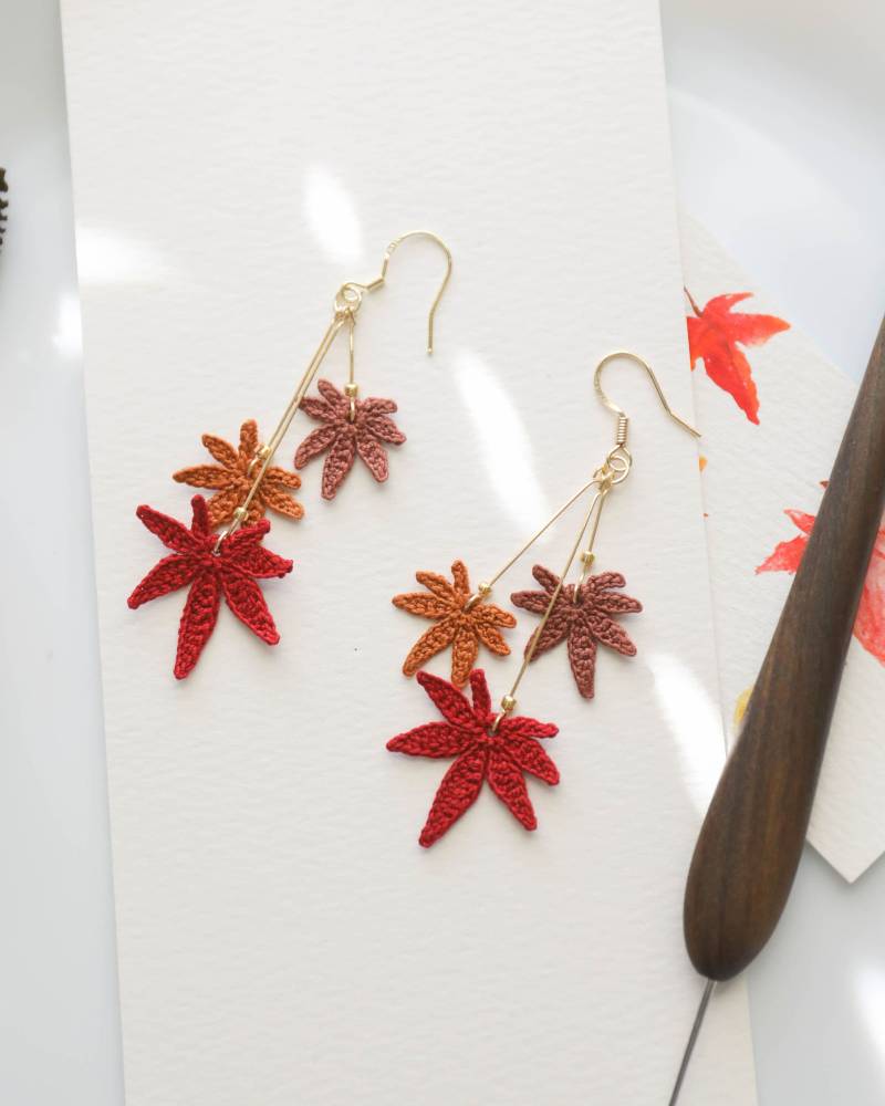 Handgemachte, Gehäkelte Ahornblatt-Ohrringe 14K Gold Überzogen Handgemachte, Gehäkelte Ahornblatt-Ohrringe 14K Gold Überzogen von Loopinori