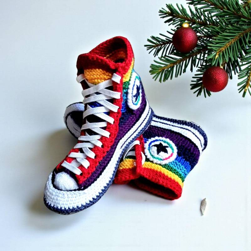 Handgemachte Regenbogen-Häkel-Sneaker-Hausschuhe Mit Wollfilzsohle - Gemütliche Hausschuhe Für Damen von Tapuletty