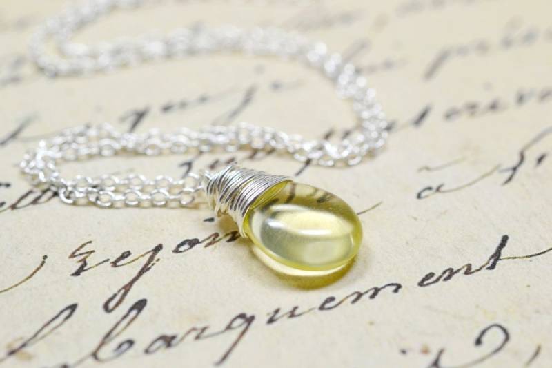 Blassgelb Halskette, Zitronengelb Teardrop Anhänger, Sterling Silber Wire Wrap Tropfen, Pastell Tear Drop Baumeln, Jonquil, Gelber Schmuck von TaraFloraStudio