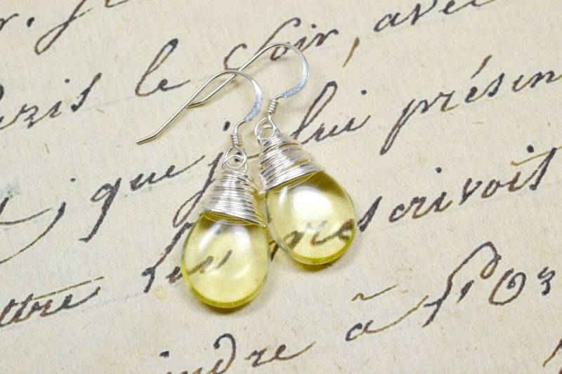 Blassgelbe Teardrop Ohrringe, Lemon Gelb Sterling Silber Wire Wrap Tropfen, Pastel Tear Drop Baumelt, Jonquil, Briolette Schmuck von TaraFloraStudio