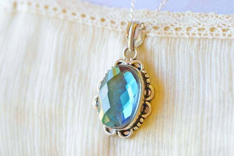 Blaue Juwelen-Halskette, Verzierte Silberfassung, Facettierter Ovaler Anhänger, Blauer Spiegel Unter Dem Meer, Aquamarin von TaraFloraStudio