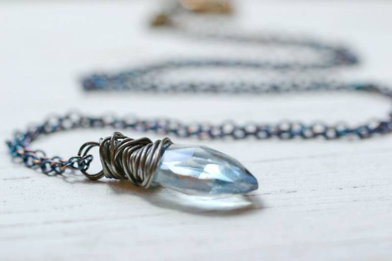 Blauer Edelstein Halskette, Hellblauer Stein, Quarz Anhänger Oxidierte Sterling Silber Kette, Schweizer von TaraFloraStudio