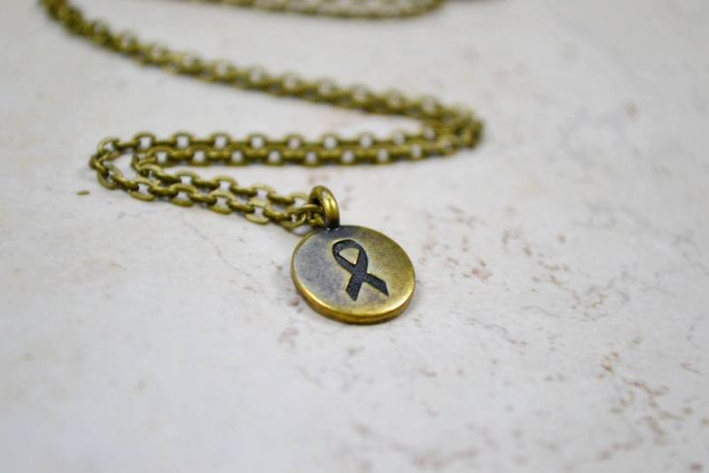 Bronze Band Halskette, Antike Messing Krebs Bewusstsein Charm Anhänger von TaraFloraStudio