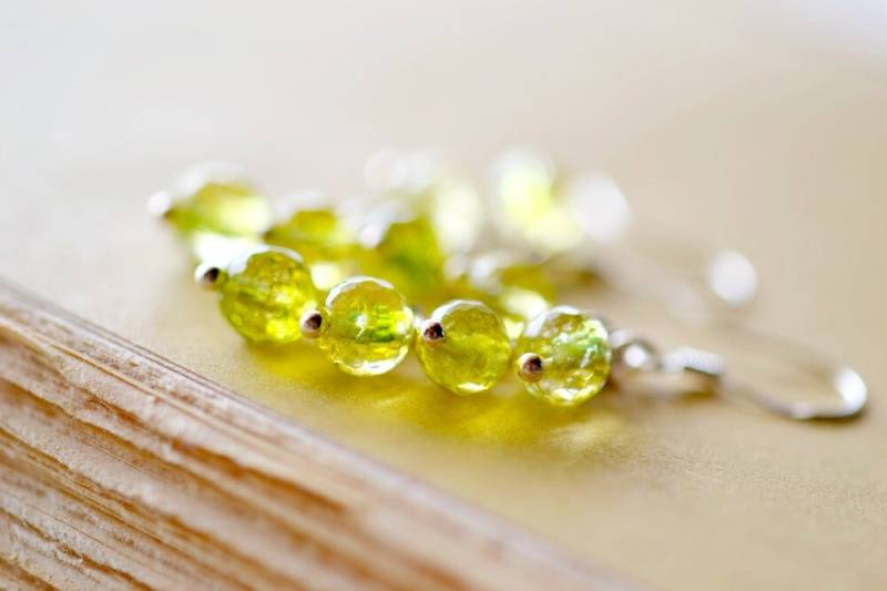 Echte Peridot Cluster Ohrringe, Echte Edelstein Lime Grün Perlen Baumelt, Sterling Silber Apfelgrün Steine von TaraFloraStudio