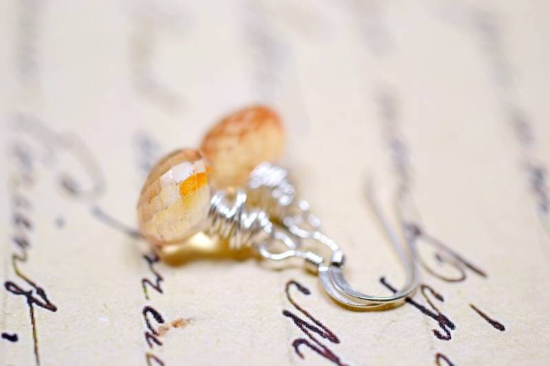 Feine Pfirsich Edelstein Ohrringe, Sterling Silber Wire Wrap Ohrhänger, Apricot Quartz Briolett Tropfen, Champagner Schmuck von TaraFloraStudio