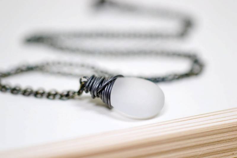Frosted Glas Halskette, Winter Weiß Teardrop Schwarz Und Anhänger, Moderner Minimalist Schmuck von TaraFloraStudio