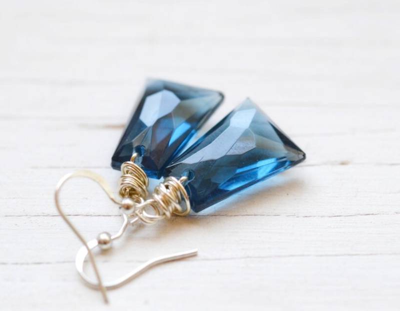 Funkelnde Blaue Ohrringe, Marine Blau Und Silber Wire Wrap Schmuck, Leichte Kristall Rechtecke, Tropfen von TaraFloraStudio