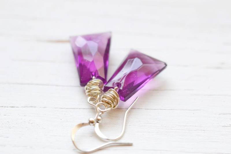 Funkelnde Lila Ohrringe, Und Silber Wire Wrap Einfache Rechteck Leichte Tropfen von TaraFloraStudio