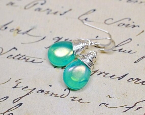 Glühende Grüne Opal Ohrringe, Minzgrüne Glas Seafoam Grün Und Silber Wire Wrap Schmuck, Seafoam, Grüner Opalit von TaraFloraStudio