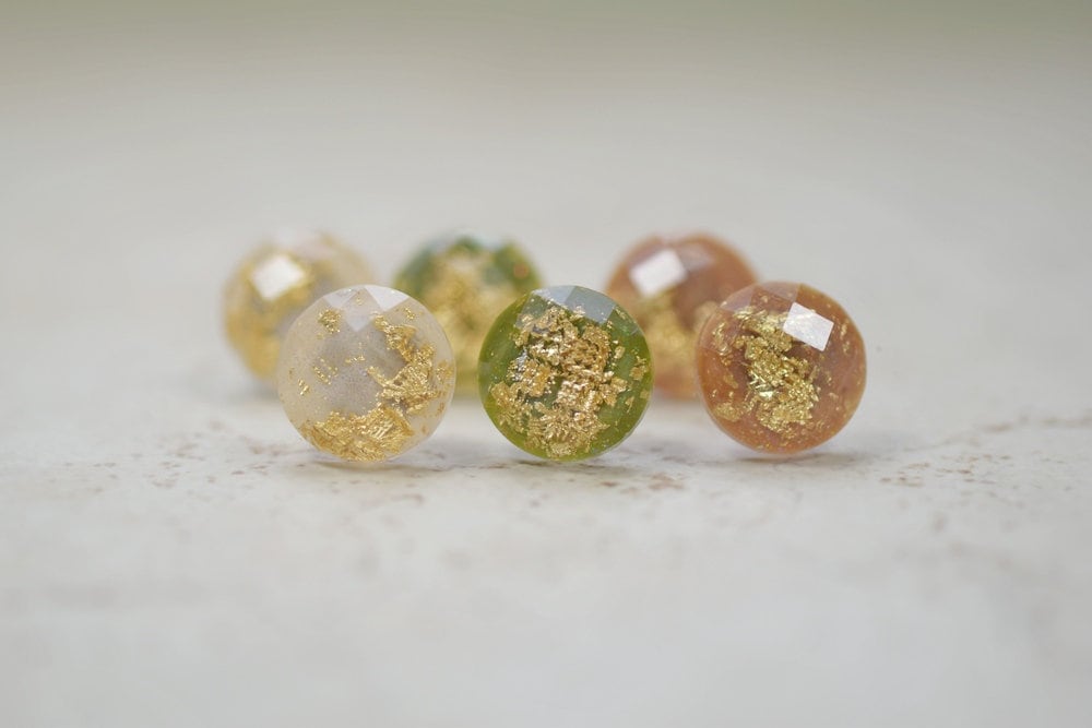 Gold Blatt Ohrringe Set Von 3, Herbst Schmuck Set, 12mm Ohrstecker, Olivgrün, Zimt Braun, Elfenbein, Glitter Schmuck, Harz von TaraFloraStudio