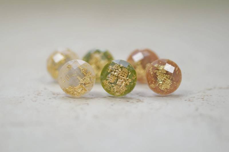 Gold Blatt Ohrringe Set Von 3, Herbst Schmuck Set, 12mm Ohrstecker, Olivgrün, Zimt Braun, Elfenbein, Glitter Schmuck, Harz von TaraFloraStudio