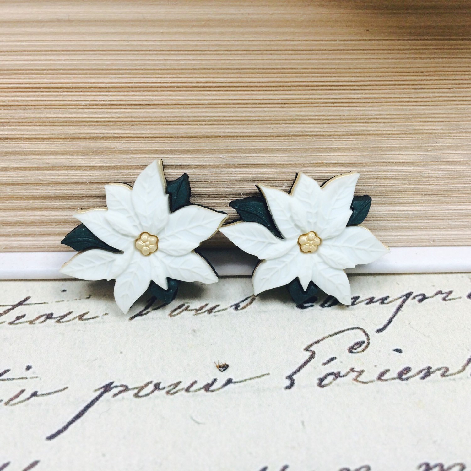 Große Weiße Poinsettia Ohrringe, Weihnachtsschmuck, Urlaub Zubehör Weiß Grün Gold Winterblumen Weihnachtsdekorationen, Ornamente von TaraFloraStudio