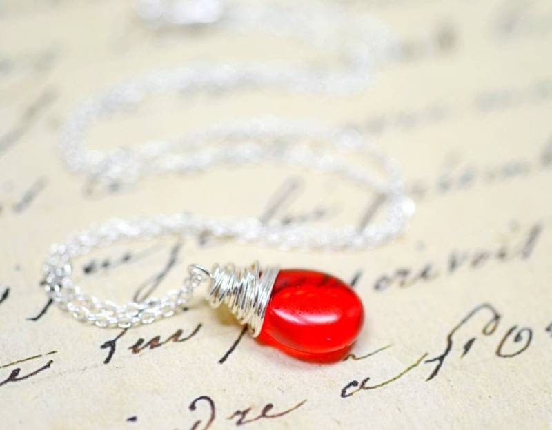 Kirschrote Halskette, Wire Wrapped Briolette, Rot & Silber Glass Träne, Lippenstift Simple Wrap Schmuck, Minimalist Moderner Schmuck von TaraFloraStudio