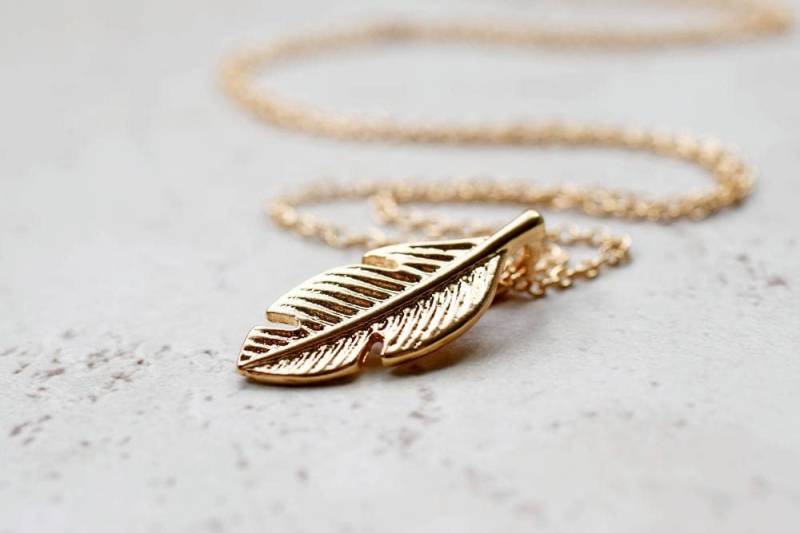 Kleine Goldene Feder Halskette, Kleine Charme, Wunderliche Boho Schmuck von TaraFloraStudio