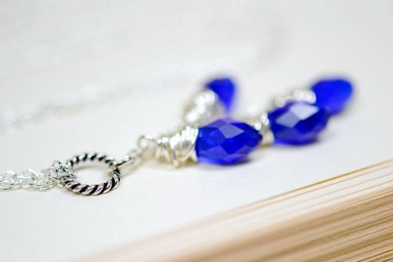 Königsblau Quaste Halskette, Dunkelblaue Kristall Y Sterling Silber Handgefertigter Schmuck, Kobalt Saphir Blau Wasserfall von TaraFloraStudio