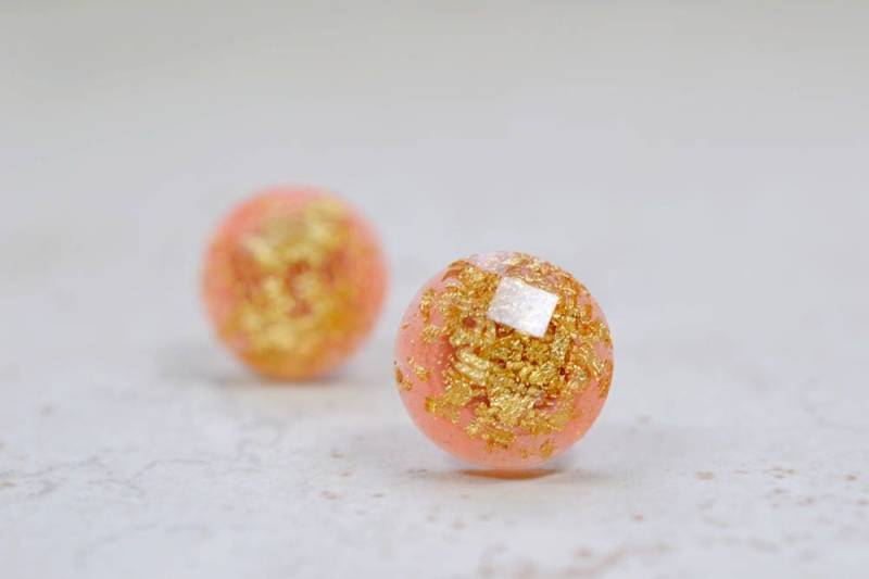 Koralle Und Gold Flocken 12 Mm Ohrstecker, Schlichter Schmuck, Minimal Ohrringe, Pfirsich Orange Schachbrett Cut Post Ohrringe von TaraFloraStudio
