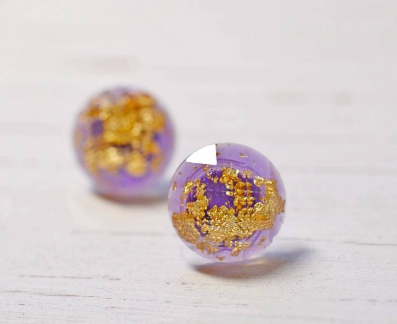 Lila Und Gold Flocken 12 Mm Ohrstecker, Einfache Minimal Schmuck, Kunststoff Schachbrett Cut Posts, Lavendel von TaraFloraStudio