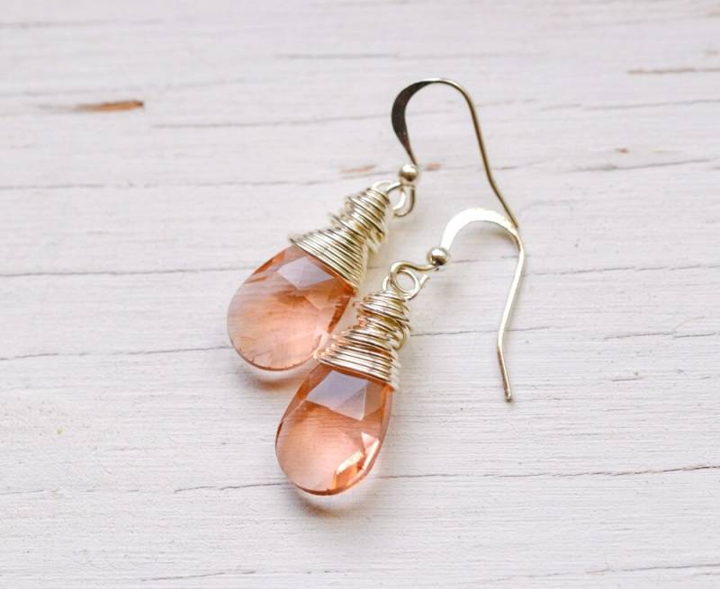 Pfirsich Kristall Teardrop Ohrringe, Silberdraht Gewickelt Baumelt, Handgemacht von TaraFloraStudio