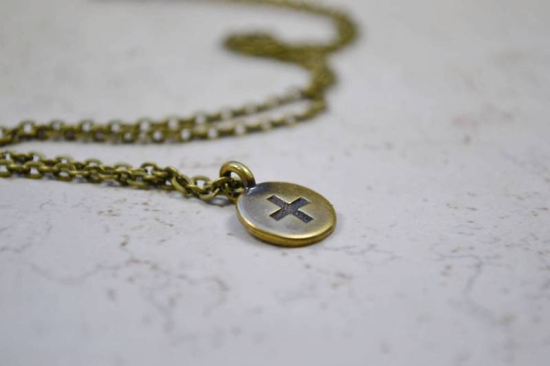 Positive Gedanken Halskette, Bronze Pluszeichen, Meditation Anhänger, Positives Zeichen Kreuz-Symbol, Antiqued Messing Kette, Good Vibes Only von TaraFloraStudio