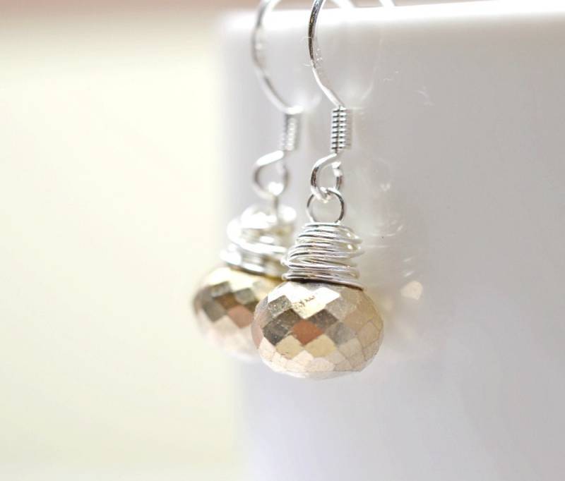 Pyrit Ohrringe, Kleine Gold Edelstein Moderne Schmuck, Metallic Stein Tropfen, Minimalist Silber Wire Wrap Fools von TaraFloraStudio