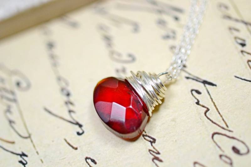 Rote Rubin Halskette, Einfache Rot Und Silber Wire Wrap Briolette Anhänger, Minimalist Schmuck, Granat Cranberry Teardrop von TaraFloraStudio
