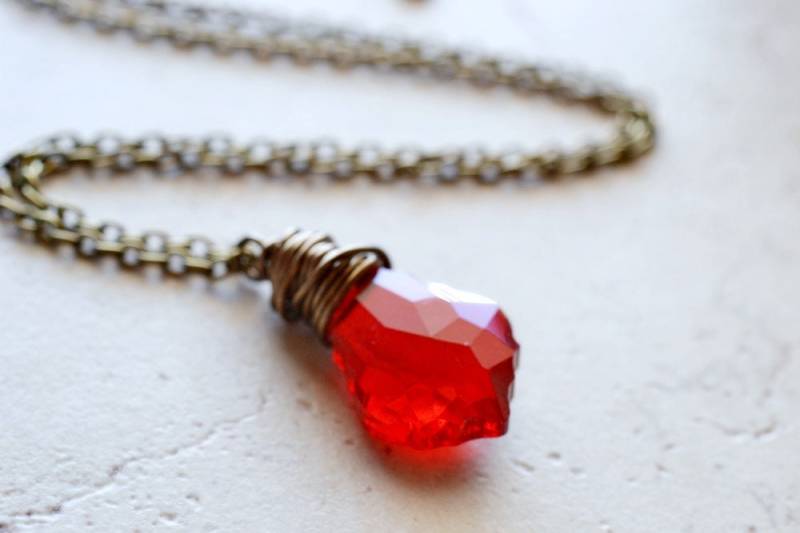 Roter Draht Gewickelt Kristall Halskette, Schlichte Antik Messing Schmuck, Barock Form Rot Swarovski Anhänger von TaraFloraStudio
