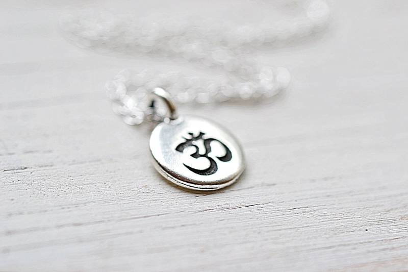 Silber Om Meditation Halskette, Ohm Anhänger Buddhismus Yoga Spiritueller Schmuck Sterling Kette Lotus + Bliss von TaraFloraStudio