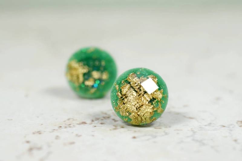 Smaragdgrüne Ohrringe, Grün Und Goldflocken Blattgold Einfacher Schmuck, Grüner Minimale Smaragd Beiträge, 12 Mm Größe von TaraFloraStudio